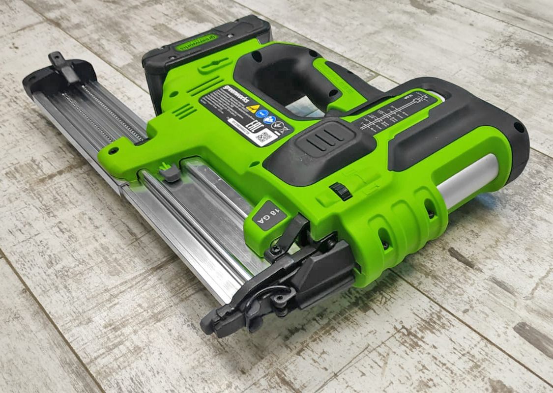 Гвоздезабивной пистолет (нейлер) аккумуляторный Greenworks 24V GD24BN 3400707, бесщёточный, без АКБ и ЗУ