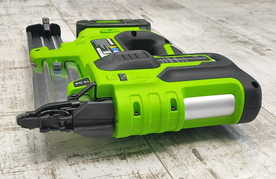 Гвоздезабивной пистолет (нейлер) аккумуляторный Greenworks 24V GD24BN 3400707, бесщёточный, без АКБ и ЗУ