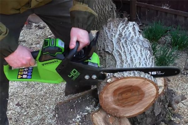распилка бревен цепной пилой гринворкс