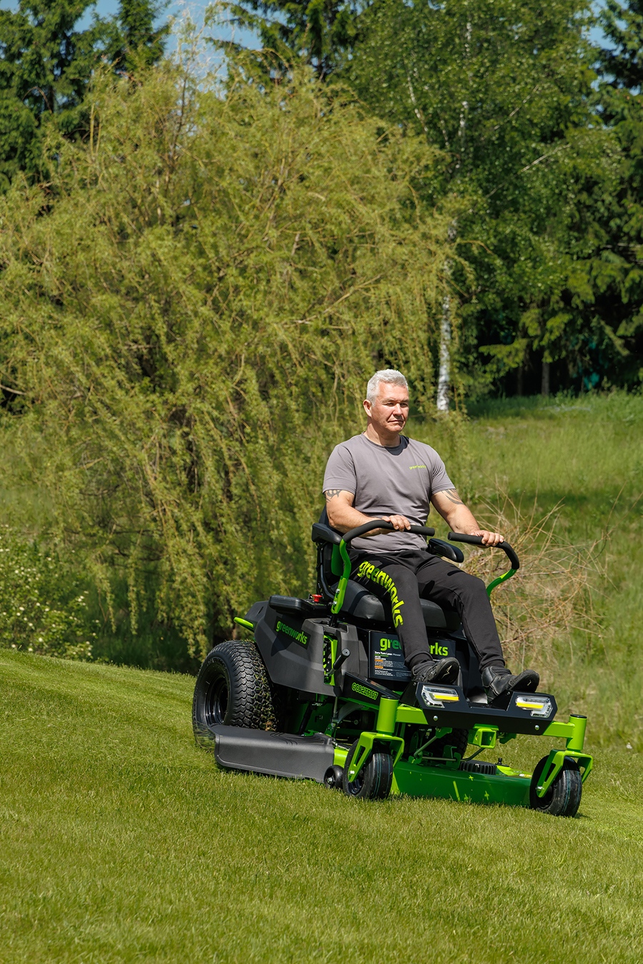 Газонокосилка аккумуляторная самоходная с сиденьем 107 см Greenworks Zero Turn CrossoverT GC82ZT107 82V 7404107, бесщеточная, без АКБ и ЗУ