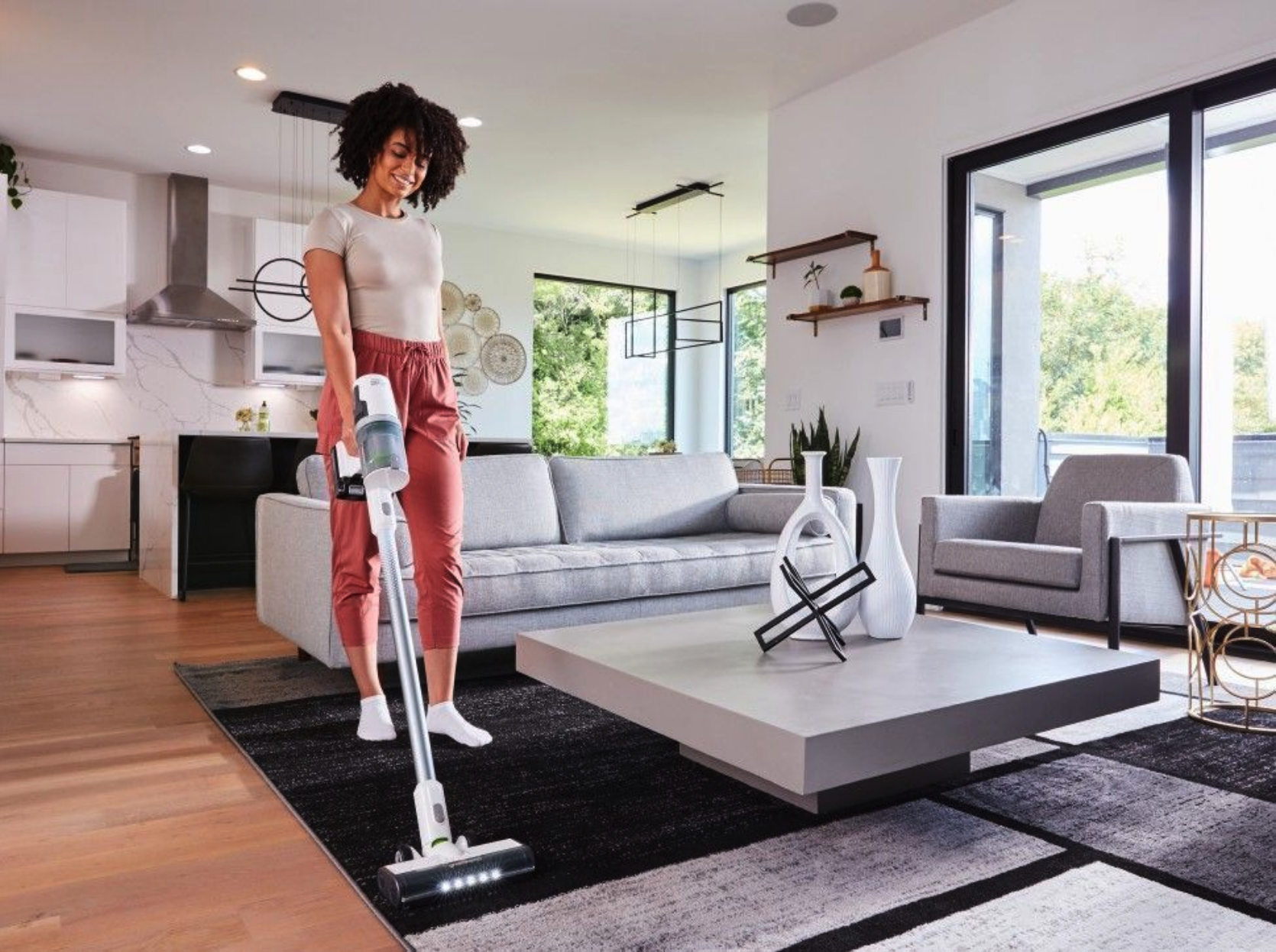 Пылесос вертикальный 500 Вт аккумуляторный Greenworks 24V G24SVK4D 4701107 на стойке, бесщёточный, с АКБ на 4 А*ч и ЗУ