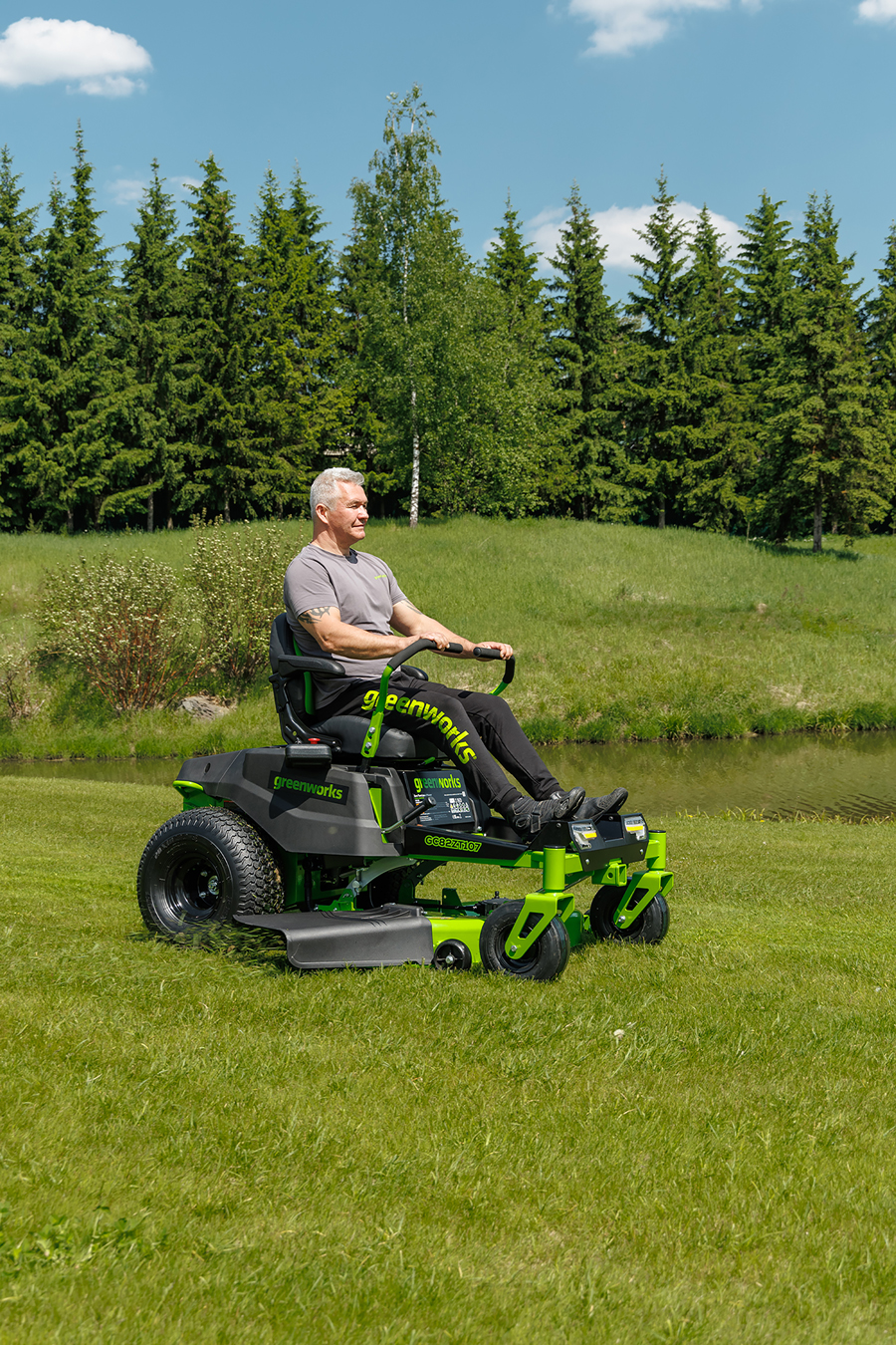 Газонокосилка аккумуляторная самоходная с сиденьем 107 см Greenworks Zero Turn CrossoverT GC82ZT107 82V 7404107, бесщеточная, без АКБ и ЗУ