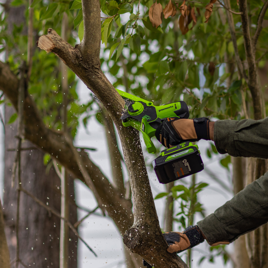 Мини-пила аккумуляторная цепная Greenworks 15 см 24V GD24CS15 2010107 с автоматической смазкой цепи, бесщёточная, без АКБ и ЗУ