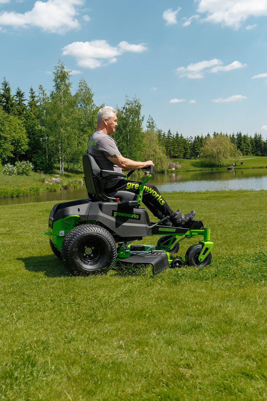 Газонокосилка аккумуляторная самоходная с сиденьем 107 см Greenworks Zero Turn CrossoverT GC82ZT107 82V 7404107, бесщеточная, без АКБ и ЗУ