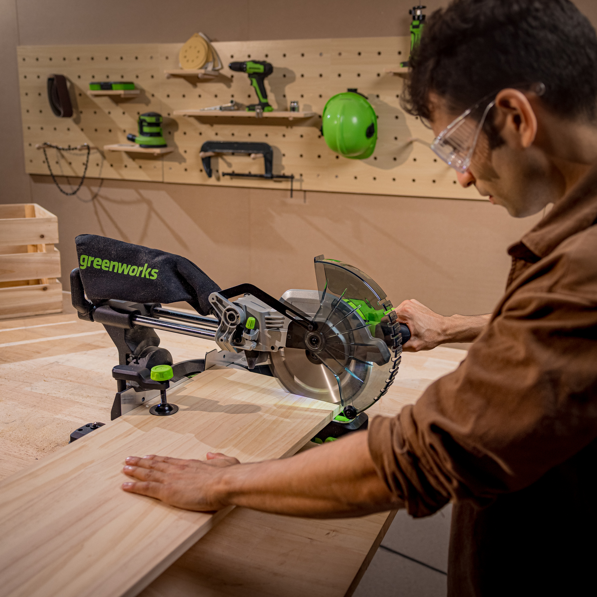 Пила торцовочная 216x30 мм с протяжкой аккумуляторная Greenworks 24V GD24MS216 1501707, бесщеточная, без АКБ и ЗУ