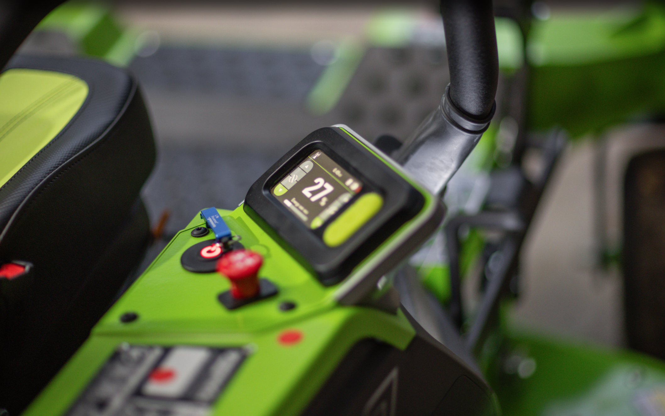 Райдер садовый 152 см с нулевым радиусом разворота аккумуляторный Greenworks 82V ZTC152 7405107, бесщеточный, с АКБ 24 кВтч