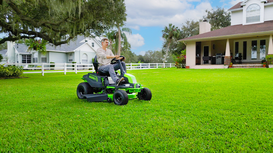 Газонокосилка аккумуляторная самоходная с сиденьем 107 см Greenworks CrossoverT GC82LT107 7404507 82V, бесщёточная, без АКБ и ЗУ