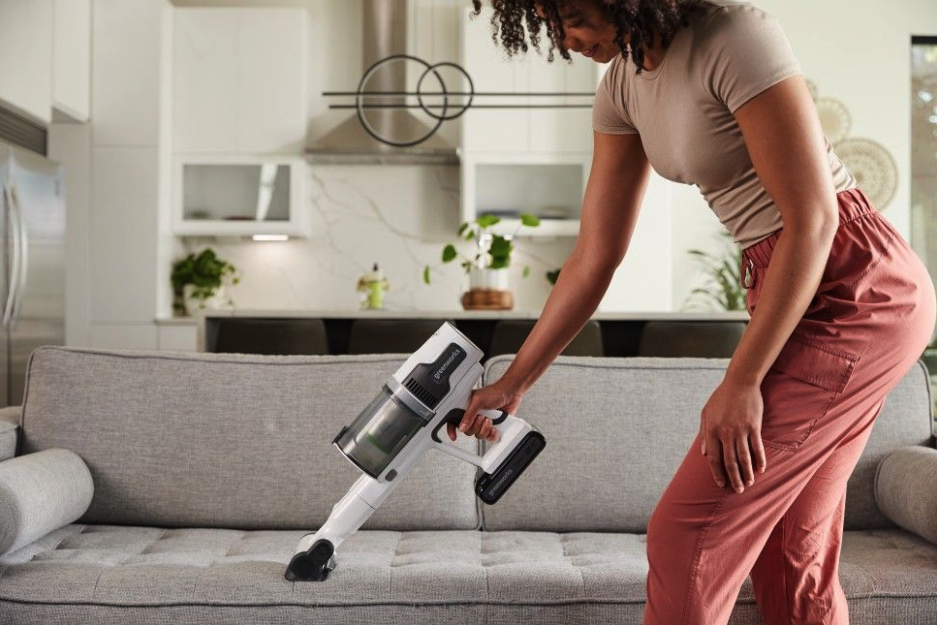 Пылесос вертикальный 500 Вт аккумуляторный Greenworks 24V G24SVK4D 4701107 на стойке, бесщёточный, с АКБ на 4 А*ч и ЗУ