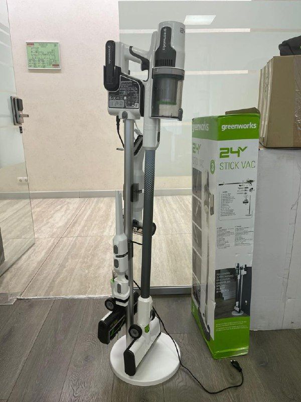 Пылесос вертикальный 500 Вт аккумуляторный Greenworks 24V G24SVK4D 4701107 на стойке, бесщёточный, с АКБ на 4 А*ч и ЗУ