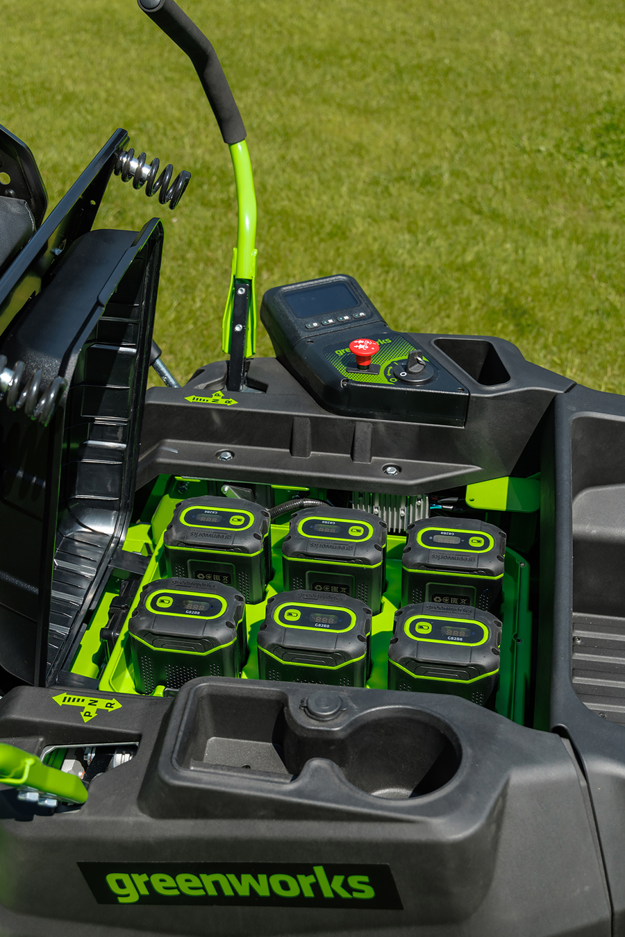 Газонокосилка аккумуляторная самоходная с сиденьем 107 см Greenworks Zero Turn CrossoverT GC82ZT107 82V 7404107, бесщеточная, без АКБ и ЗУ