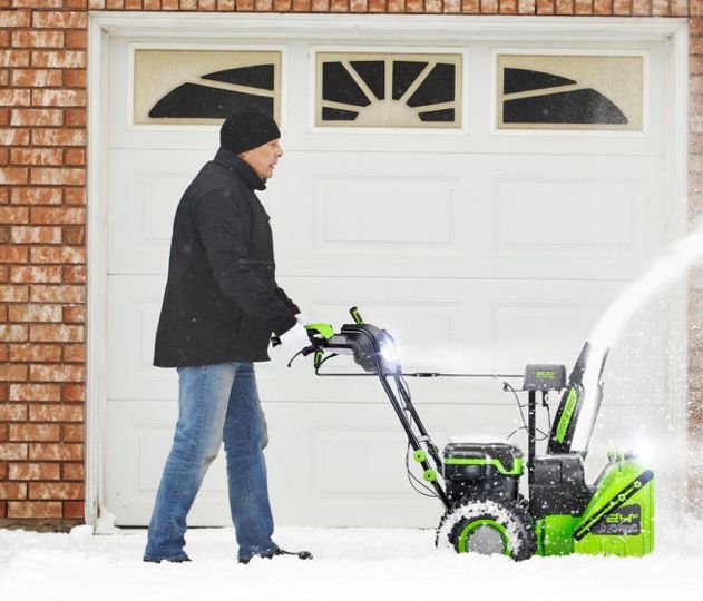 Снегоуборщик аккумуляторный самоходный 61 см Greenworks 82V Commercial GD82ST56 2602807, бесщёточный, с тремя АКБ на 8 А*ч и двойным ЗУ