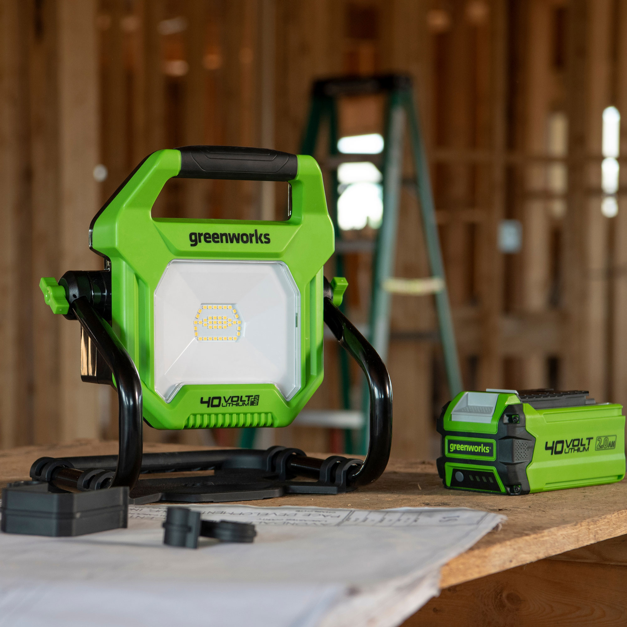 Прожектор светодиодный (2000 лм) аккумуляторный Greenworks гибрид 40V/220-240V G40WLH 3503907, без АКБ и ЗУ