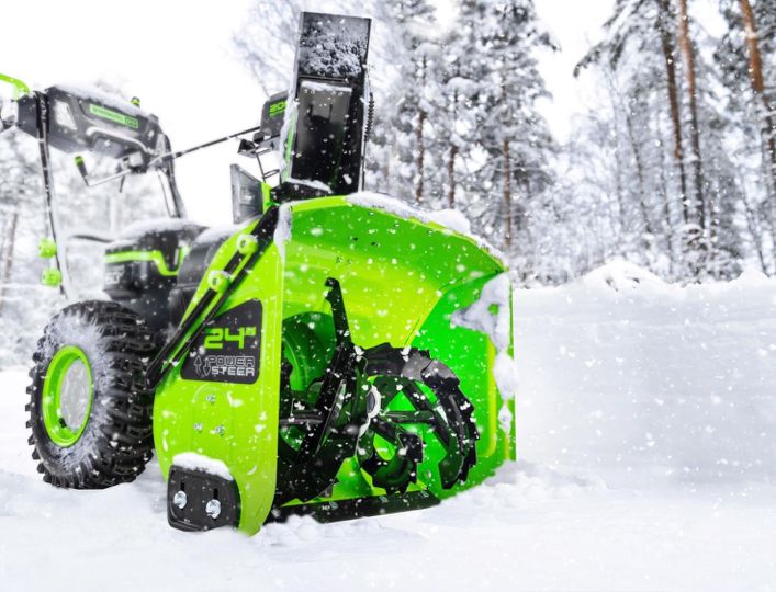 Снегоуборщик аккумуляторный самоходный 61 см Greenworks 82V Commercial GD82ST56 2602807, бесщёточный, с тремя АКБ на 8 А*ч и двойным ЗУ