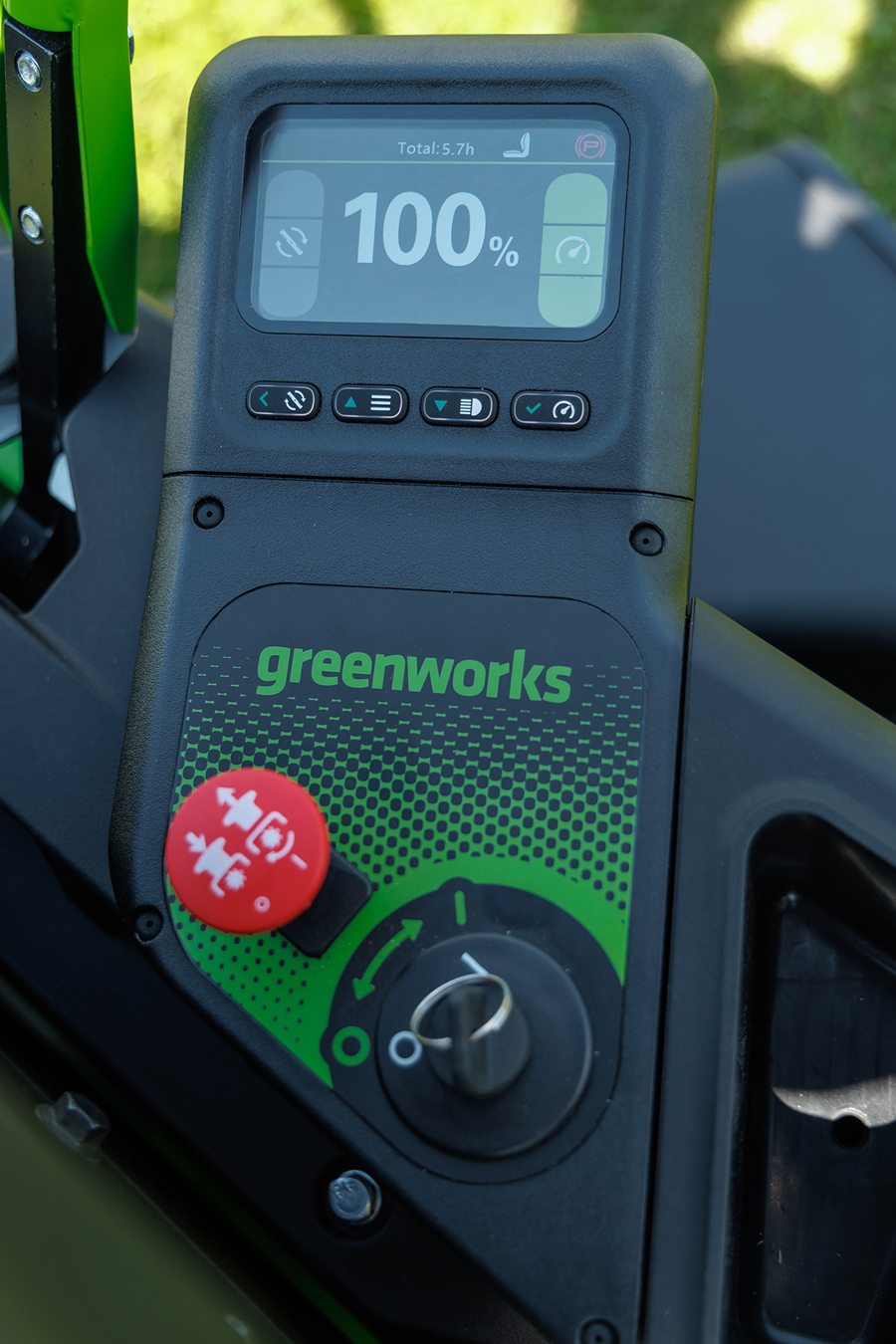 Газонокосилка аккумуляторная самоходная с сиденьем 107 см Greenworks Zero Turn CrossoverT GC82ZT107 82V 7404107, бесщеточная, без АКБ и ЗУ