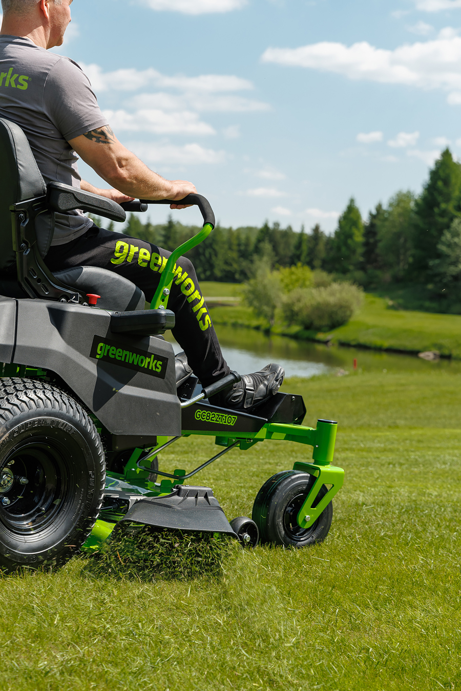 Газонокосилка аккумуляторная самоходная с сиденьем 107 см Greenworks Zero Turn CrossoverT GC82ZT107 82V 7404107, бесщеточная, без АКБ и ЗУ