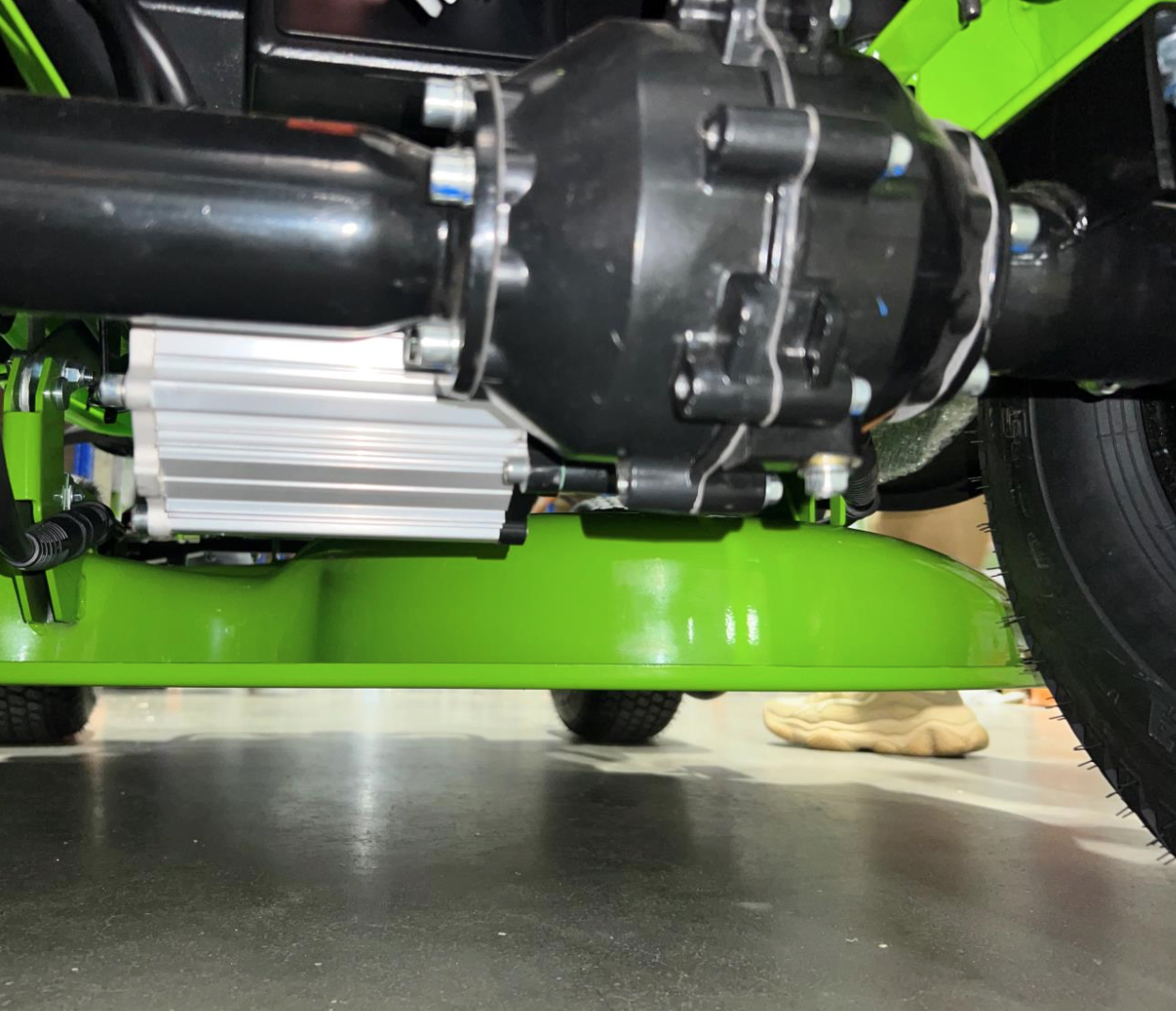 Газонокосилка аккумуляторная самоходная с сиденьем 107 см Greenworks Zero Turn CrossoverT GC82ZT107 82V 7404107, бесщеточная, без АКБ и ЗУ