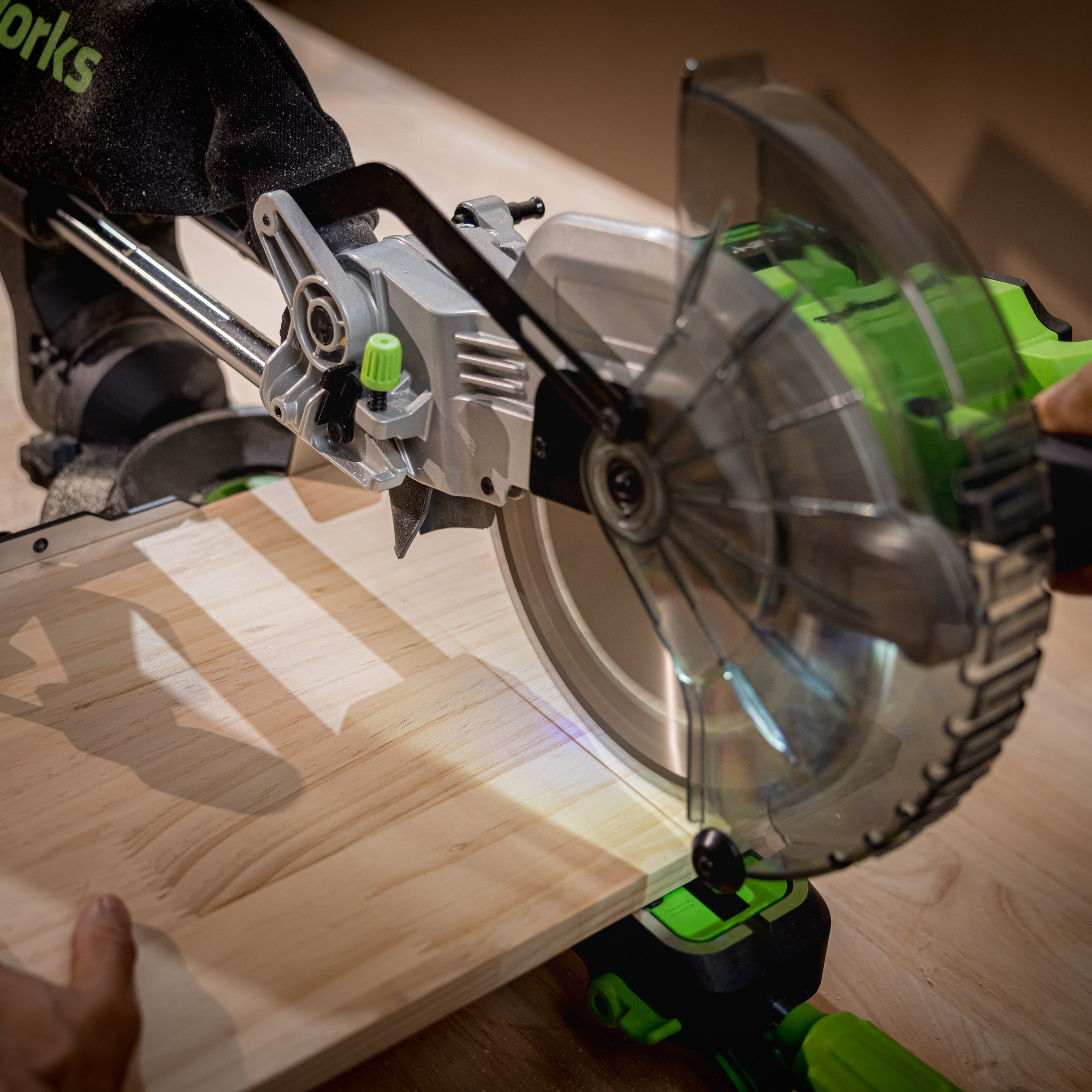 Пила торцовочная 216x30 мм с протяжкой аккумуляторная Greenworks 24V GD24MS216 1501707, бесщеточная, без АКБ и ЗУ