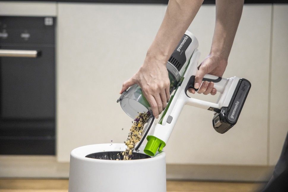 Пылесос вертикальный 500 Вт аккумуляторный Greenworks 24V G24SVK4D 4701107 на стойке, бесщёточный, с АКБ на 4 А*ч и ЗУ