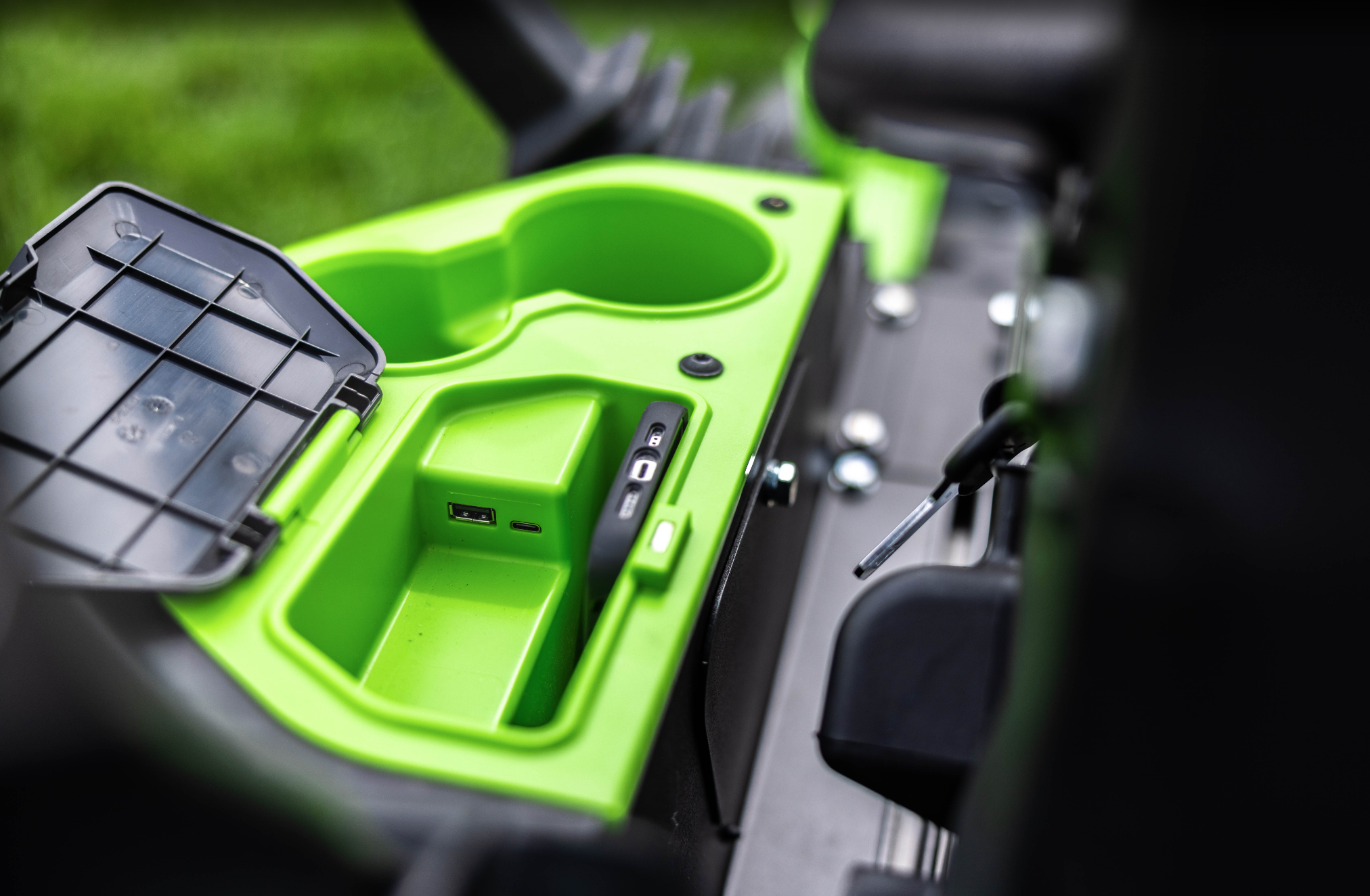 Райдер садовый 152 см с нулевым радиусом разворота аккумуляторный Greenworks 82V ZTC152 7405107, бесщеточный, с АКБ 24 кВтч