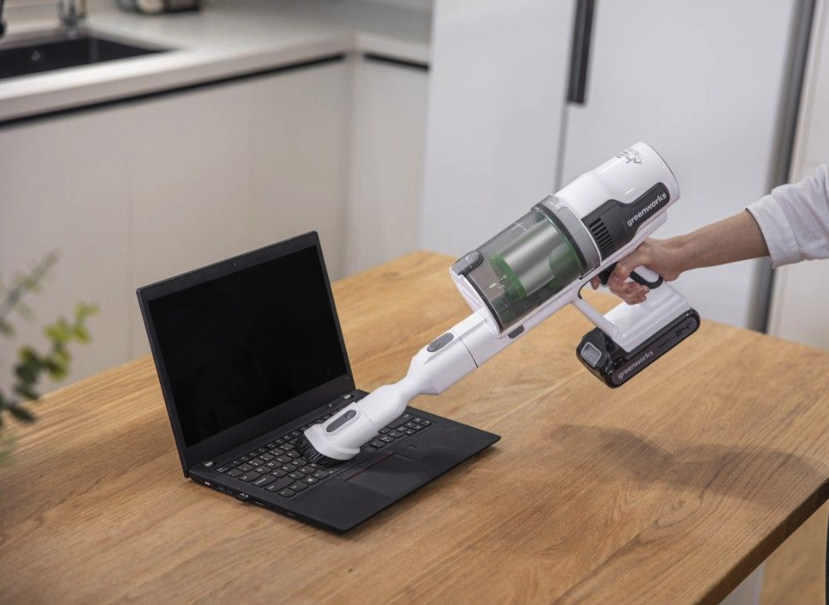 Пылесос вертикальный 500 Вт аккумуляторный Greenworks 24V G24SVK4D 4701107 на стойке, бесщёточный, с АКБ на 4 А*ч и ЗУ