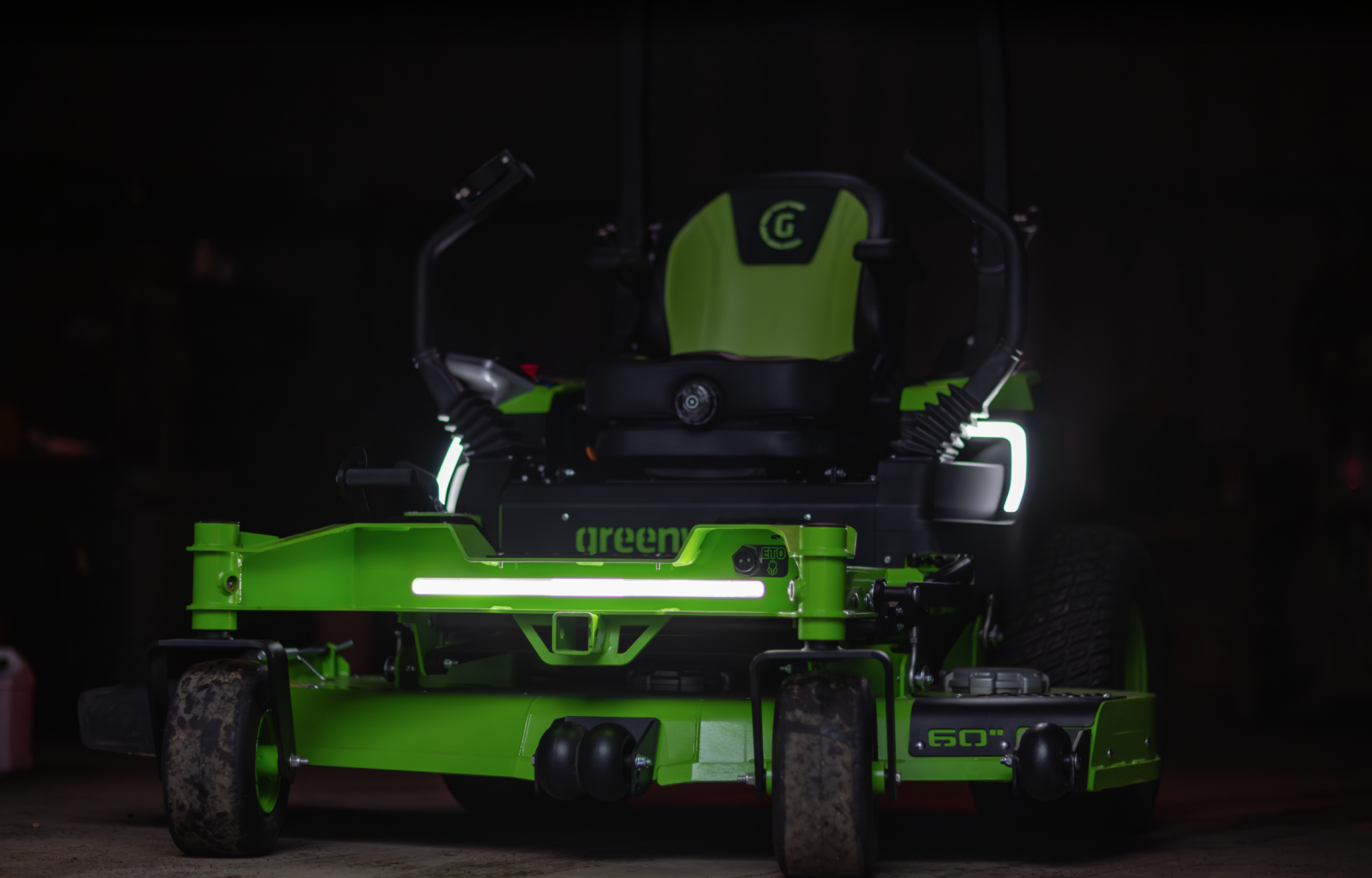 Райдер садовый 152 см с нулевым радиусом разворота аккумуляторный Greenworks 82V ZTC152 7405107, бесщеточный, с АКБ 24 кВтч