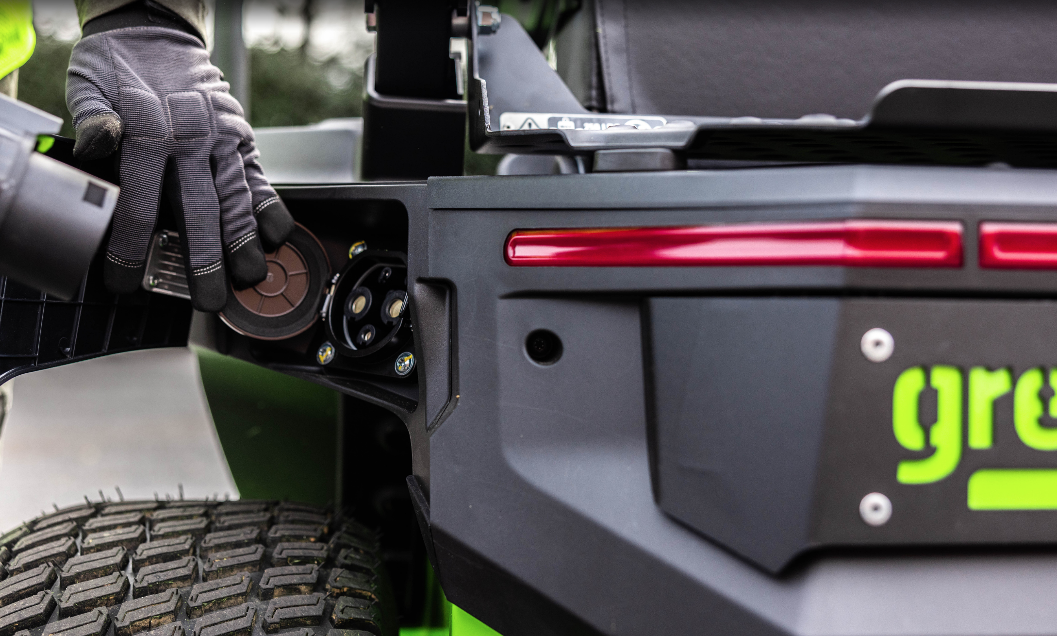 Райдер садовый 152 см с нулевым радиусом разворота аккумуляторный Greenworks 82V ZTC152 7405107, бесщеточный, с АКБ 24 кВтч