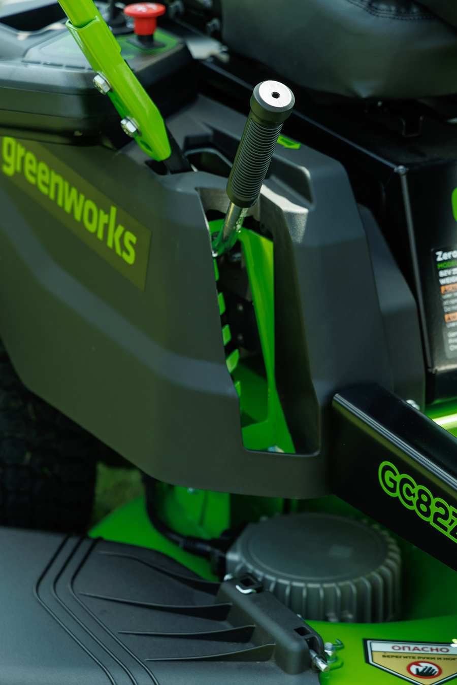 Газонокосилка аккумуляторная самоходная с сиденьем 107 см Greenworks Zero Turn CrossoverT GC82ZT107 82V 7404107, бесщеточная, без АКБ и ЗУ