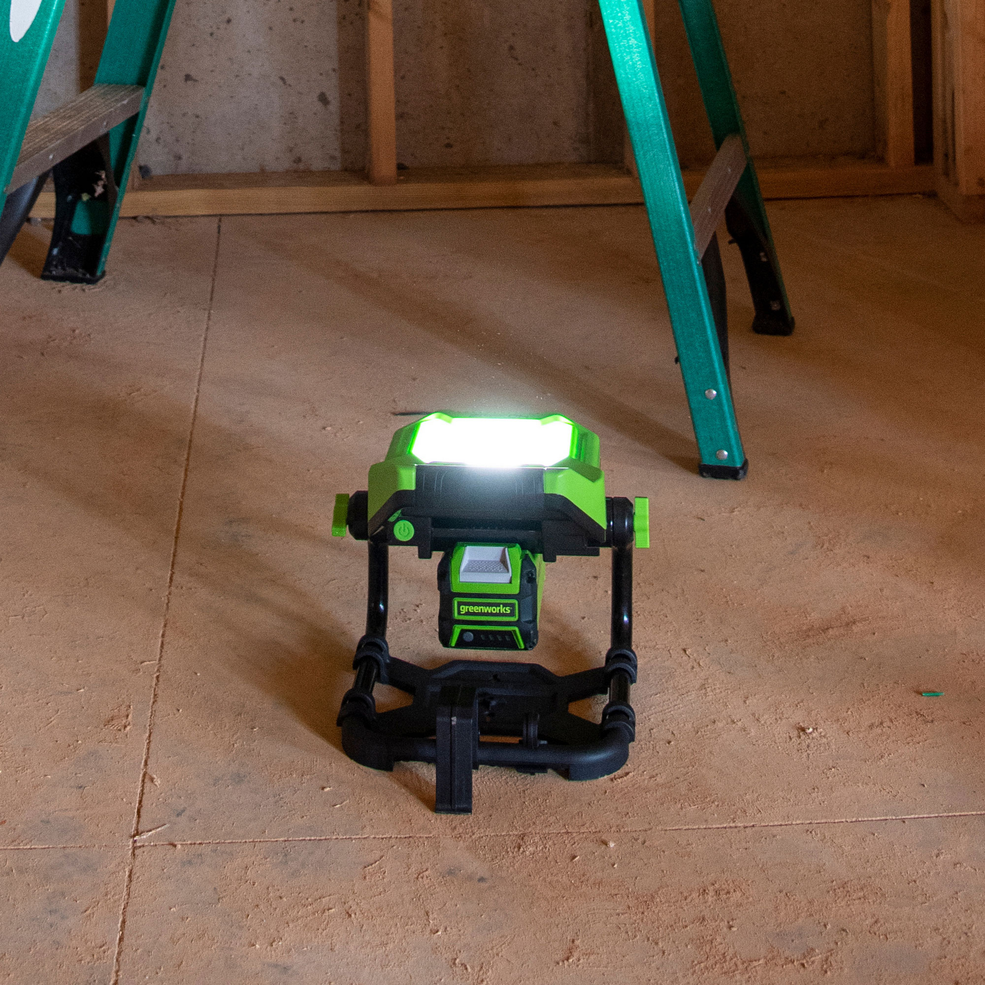 Прожектор светодиодный (2000 лм) аккумуляторный Greenworks гибрид 40V/220-240V G40WLH 3503907, без АКБ и ЗУ