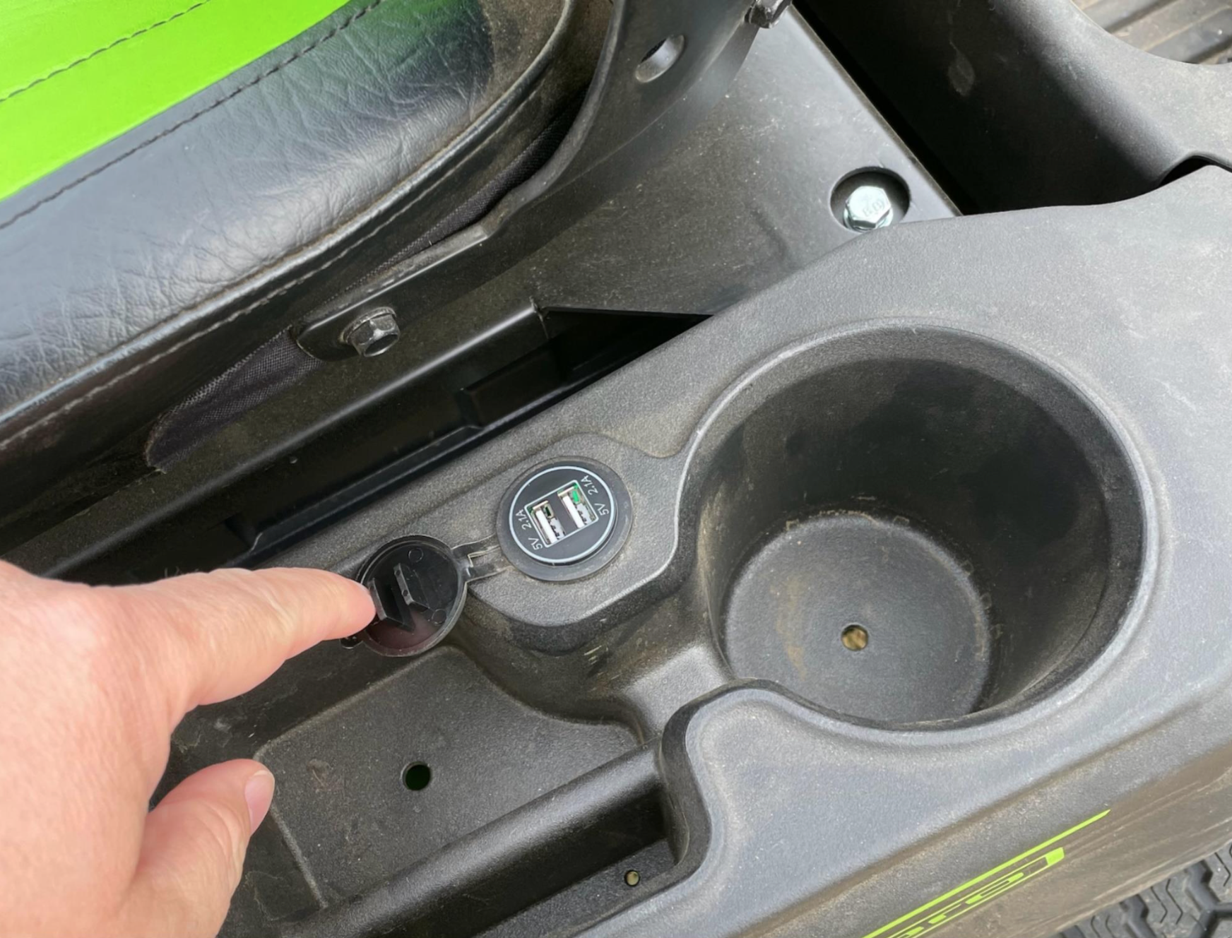 Газонокосилка аккумуляторная самоходная с сиденьем 107 см Greenworks CrossoverT GC82LT107 7404507 82V, бесщёточная, без АКБ и ЗУ