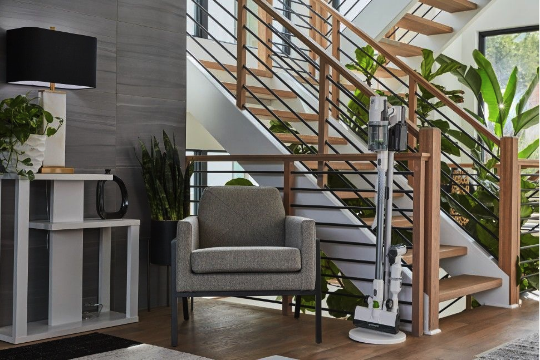 Пылесос вертикальный 500 Вт аккумуляторный Greenworks 24V G24SVK4D 4701107 на стойке, бесщёточный, с АКБ на 4 А*ч и ЗУ