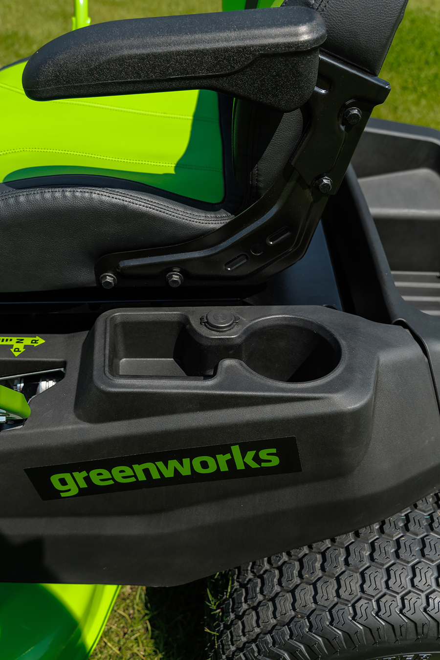 Газонокосилка аккумуляторная самоходная с сиденьем 107 см Greenworks Zero Turn CrossoverT GC82ZT107 82V 7404107, бесщеточная, без АКБ и ЗУ