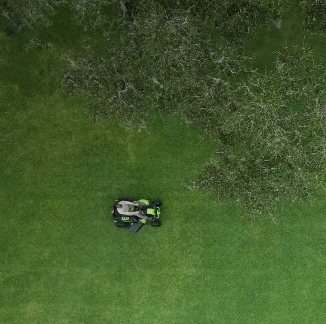 Газонокосилка аккумуляторная самоходная с сиденьем 107 см Greenworks CrossoverT GC82LT107 7404507 82V, бесщёточная, без АКБ и ЗУ