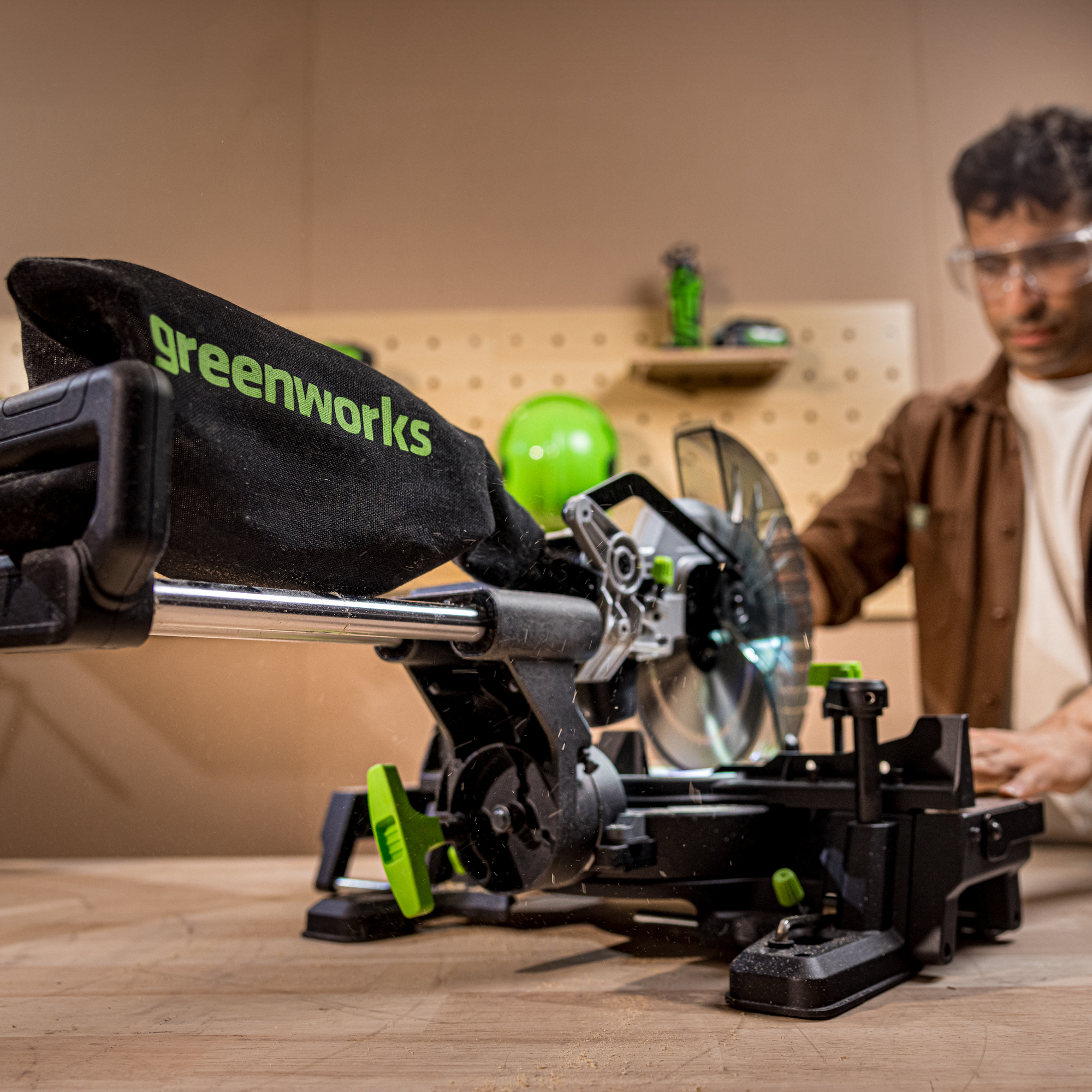 Пила торцовочная 216x30 мм с протяжкой аккумуляторная Greenworks 24V GD24MS216 1501707, бесщеточная, без АКБ и ЗУ