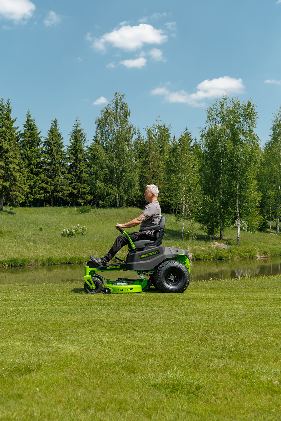 Газонокосилка аккумуляторная самоходная с сиденьем 107 см Greenworks Zero Turn CrossoverT GC82ZT107 82V 7404107, бесщеточная, без АКБ и ЗУ