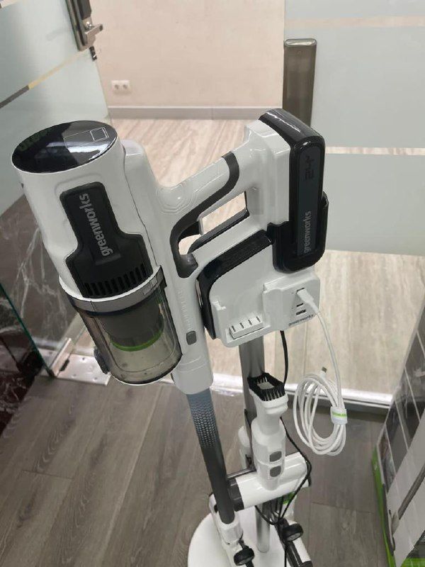 Пылесос вертикальный 500 Вт аккумуляторный Greenworks 24V G24SVK4D 4701107 на стойке, бесщёточный, с АКБ на 4 А*ч и ЗУ