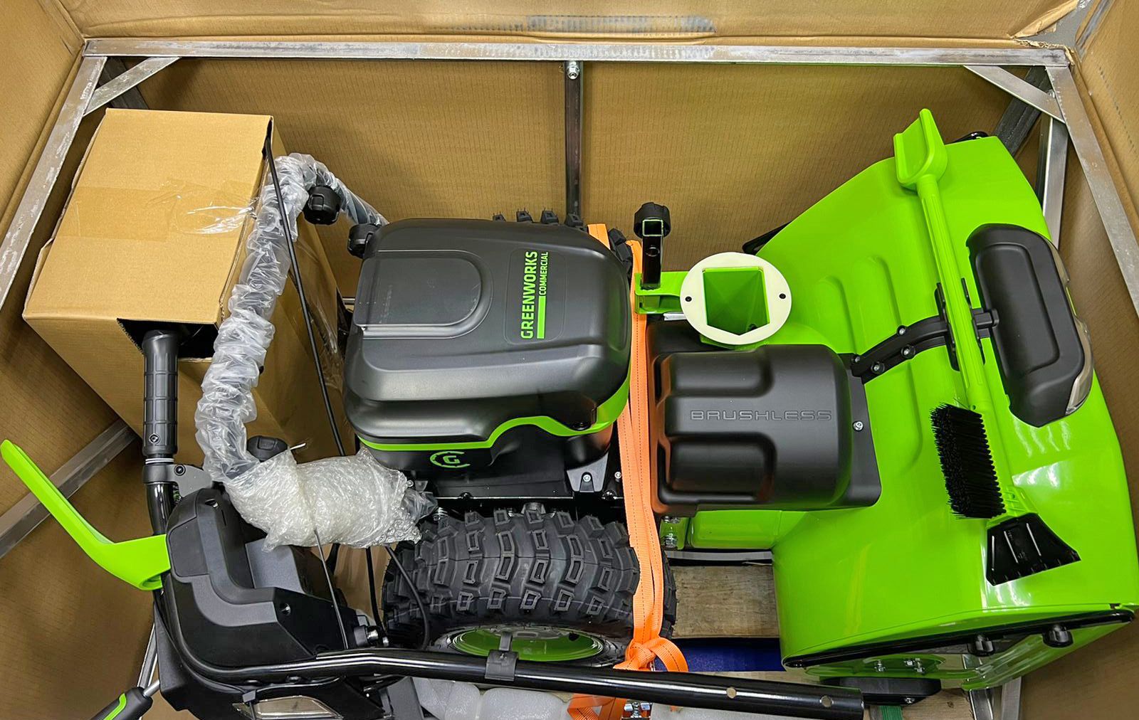 Снегоуборщик аккумуляторный самоходный 61 см Greenworks 82V Commercial GD82ST56 2602807, бесщёточный, без АКБ и ЗУ