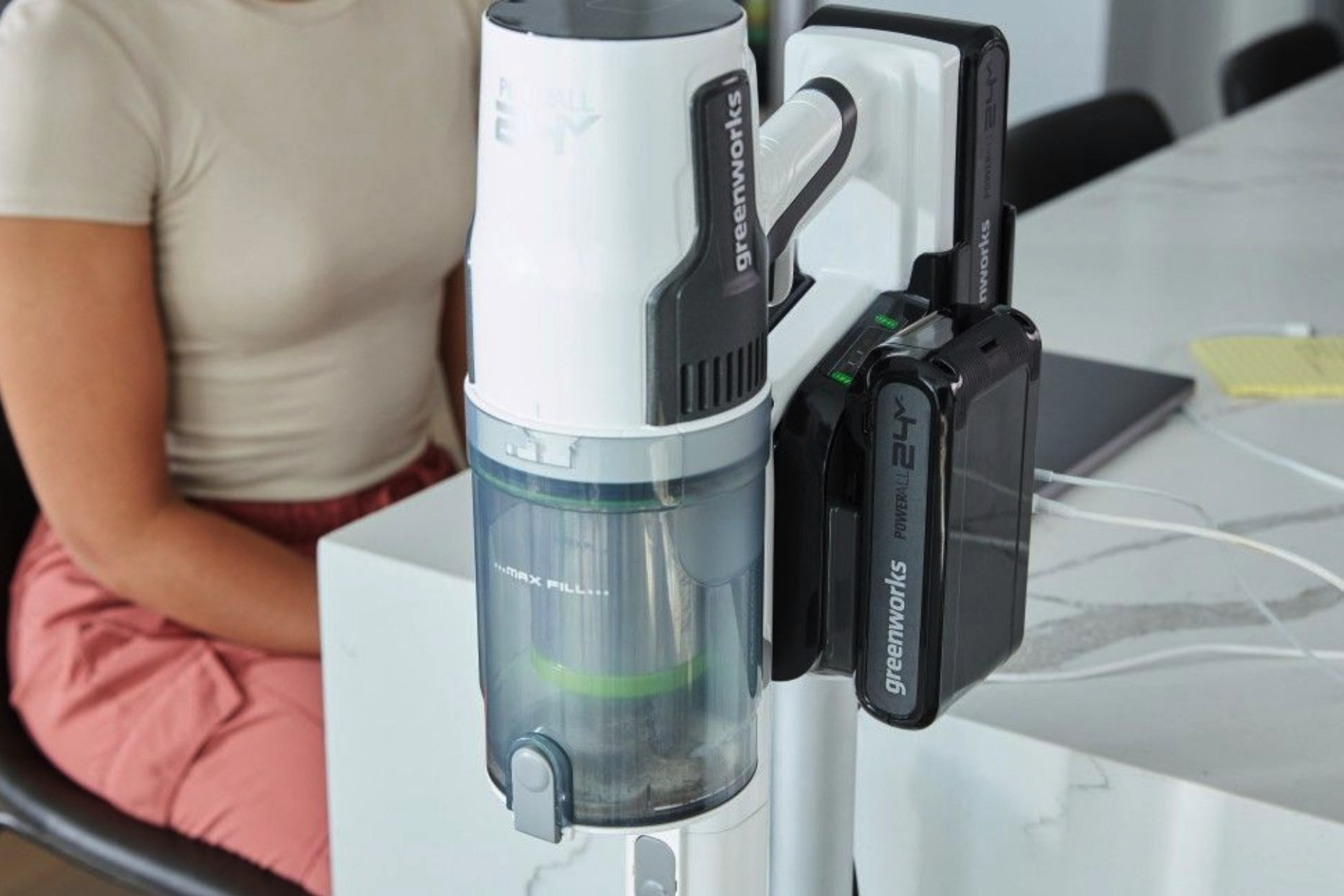 Пылесос вертикальный 500 Вт аккумуляторный Greenworks 24V G24SVK4D 4701107 на стойке, бесщёточный, с АКБ на 4 А*ч и ЗУ