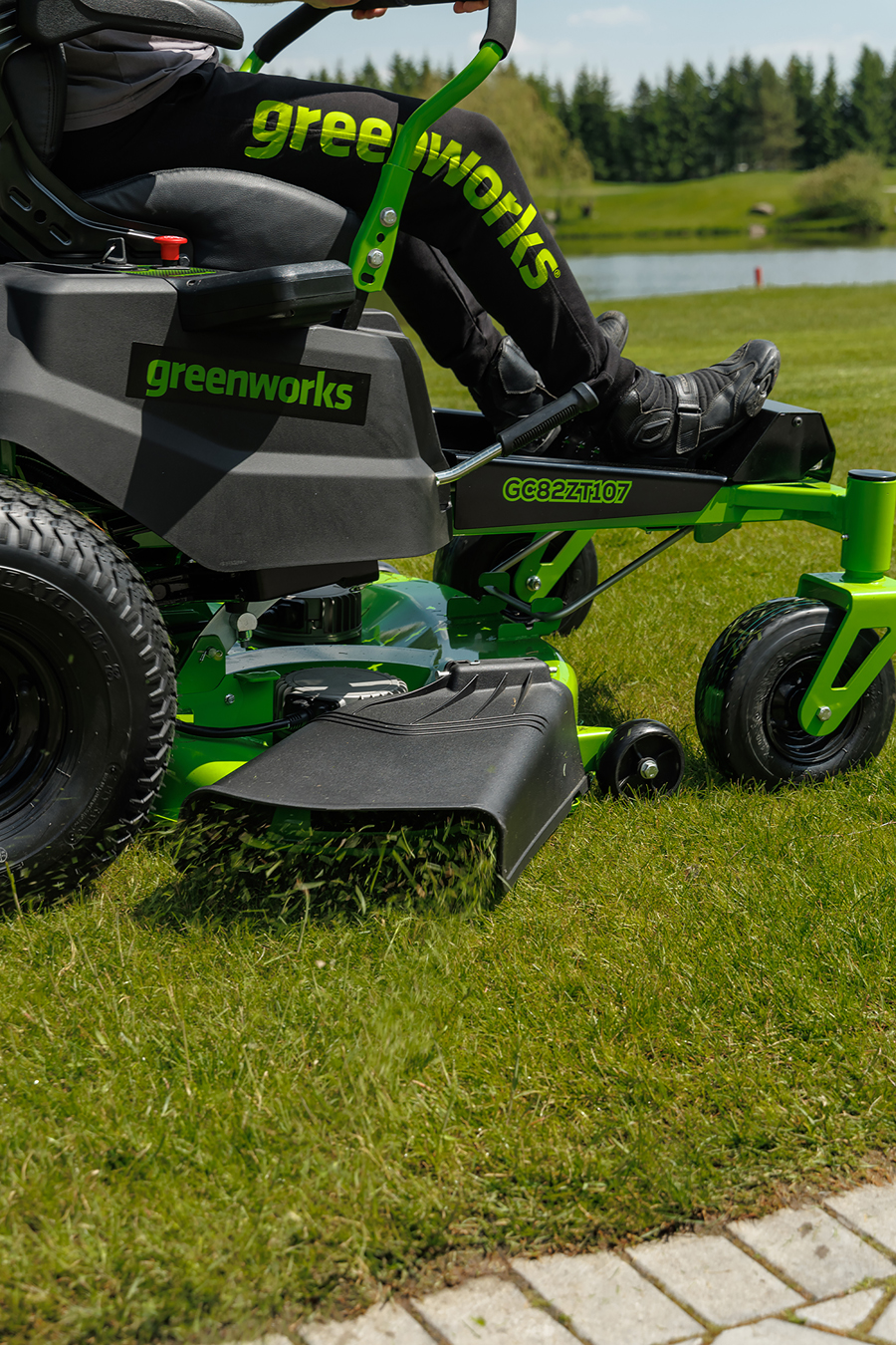 Газонокосилка аккумуляторная самоходная с сиденьем 107 см Greenworks Zero Turn CrossoverT GC82ZT107 82V 7404107, бесщеточная, без АКБ и ЗУ