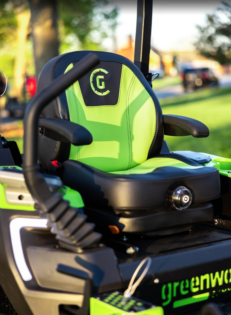 Райдер садовый 152 см с нулевым радиусом разворота аккумуляторный Greenworks 82V ZTC152 7405107, бесщеточный, с АКБ 24 кВтч