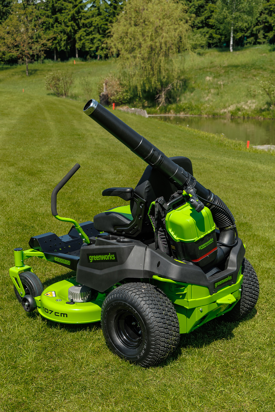 Газонокосилка аккумуляторная самоходная с сиденьем 107 см Greenworks Zero Turn CrossoverT GC82ZT107 82V 7404107, бесщеточная, без АКБ и ЗУ