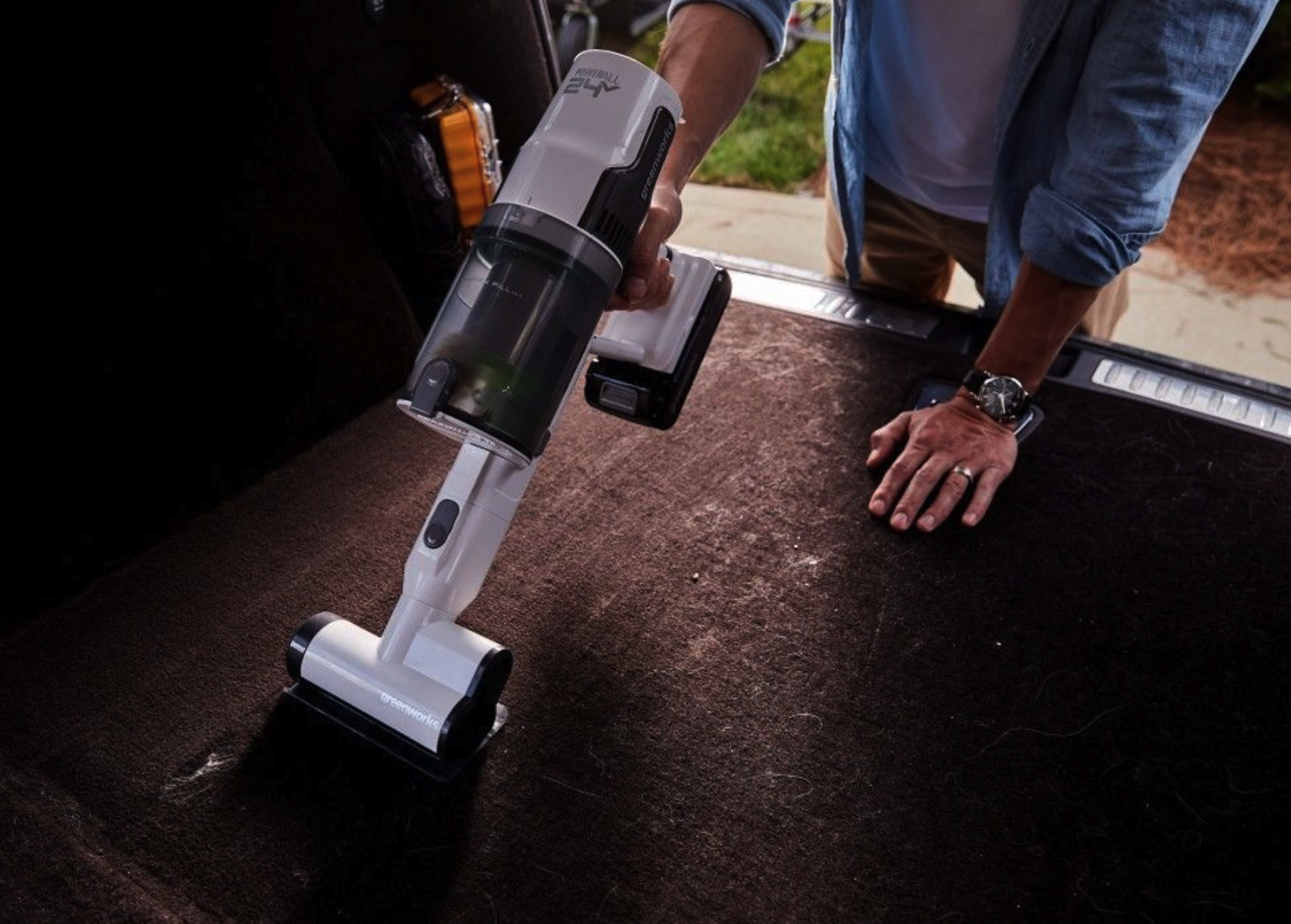 Пылесос вертикальный 500 Вт аккумуляторный Greenworks 24V G24SVK4D 4701107 на стойке, бесщёточный, с АКБ на 4 А*ч и ЗУ