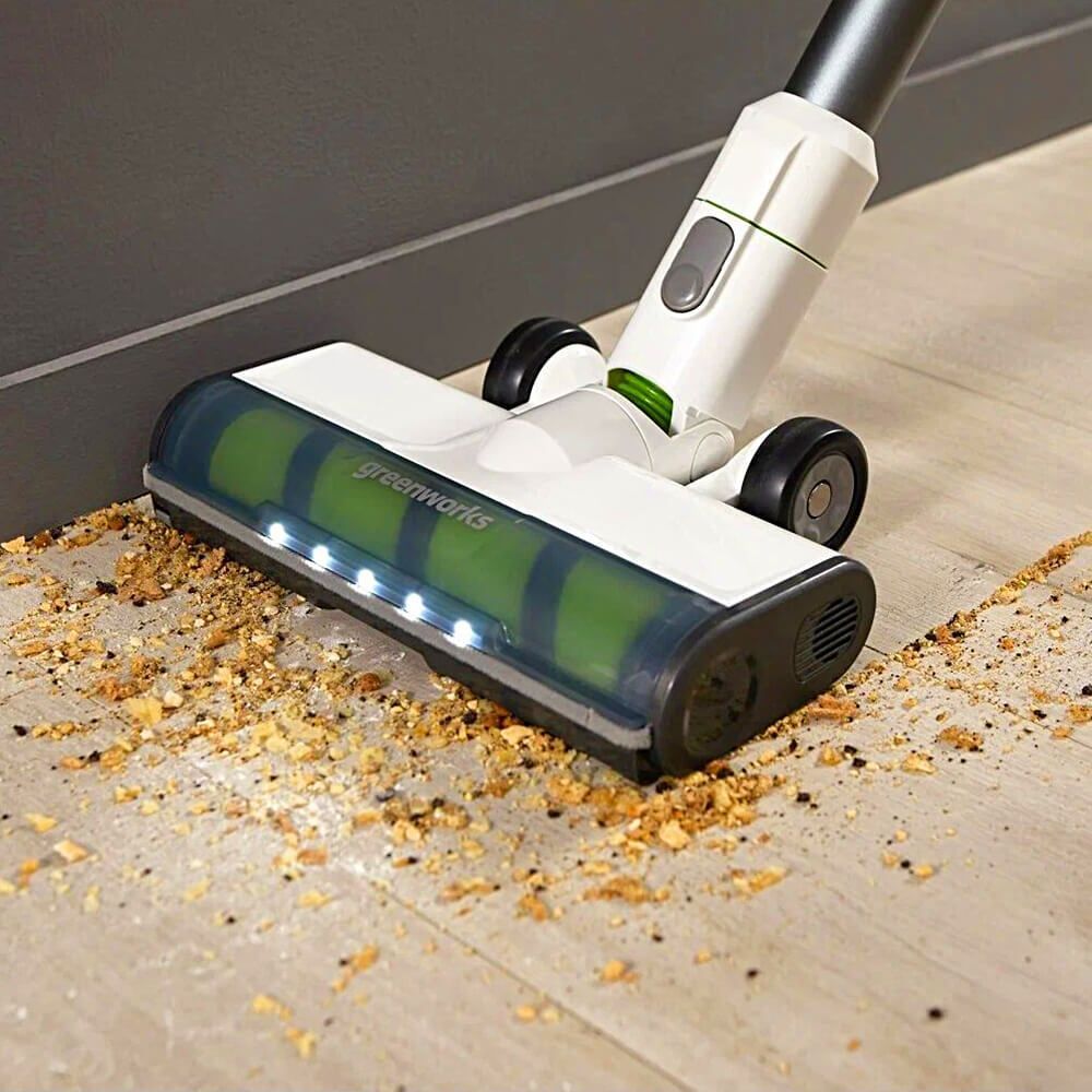 Пылесос вертикальный 500 Вт аккумуляторный Greenworks 24V G24SVK4D 4701107 на стойке, бесщёточный, с АКБ на 4 А*ч и ЗУ