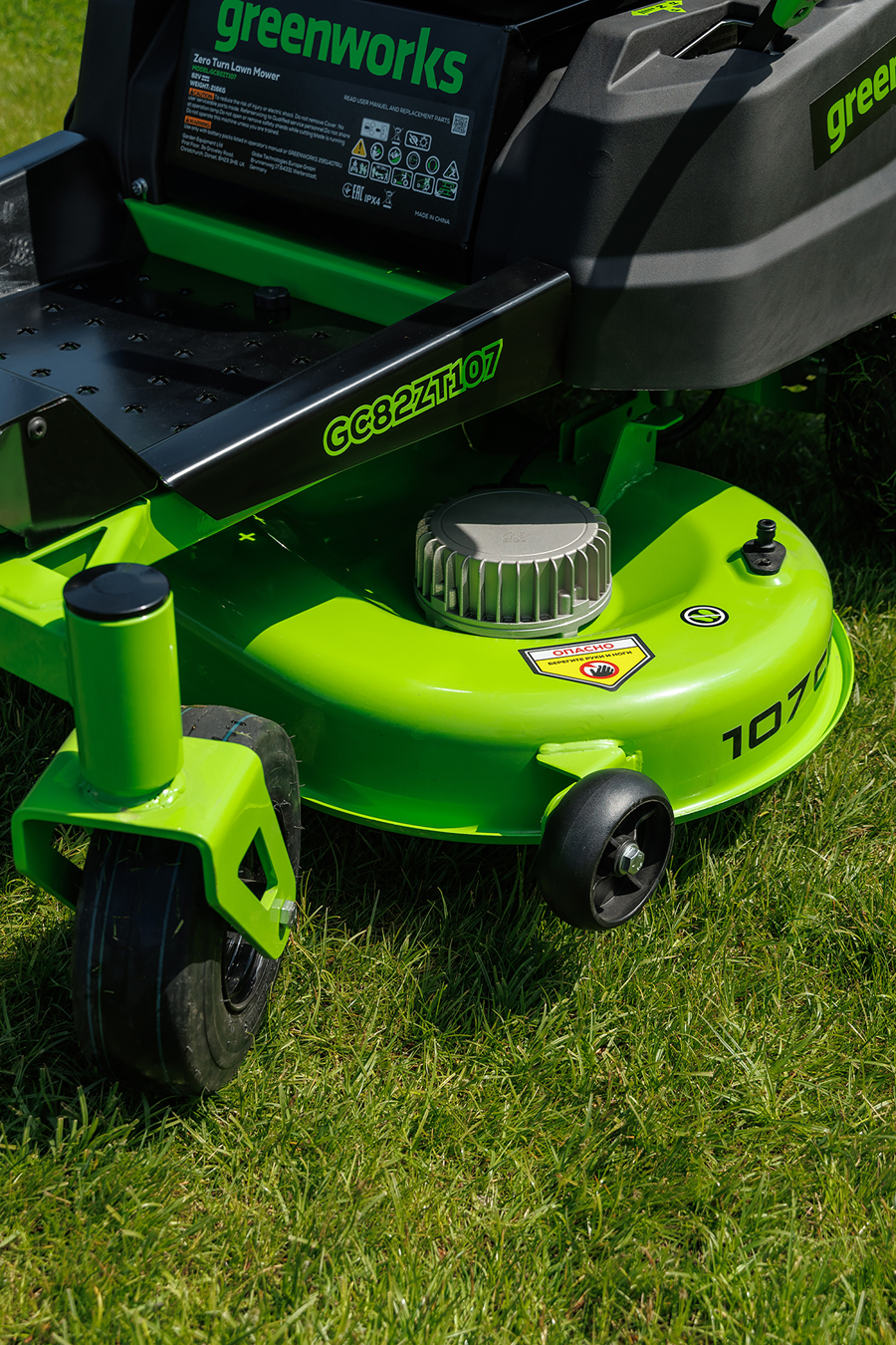 Газонокосилка аккумуляторная самоходная с сиденьем 107 см Greenworks Zero Turn CrossoverT GC82ZT107 82V 7404107, бесщеточная, без АКБ и ЗУ