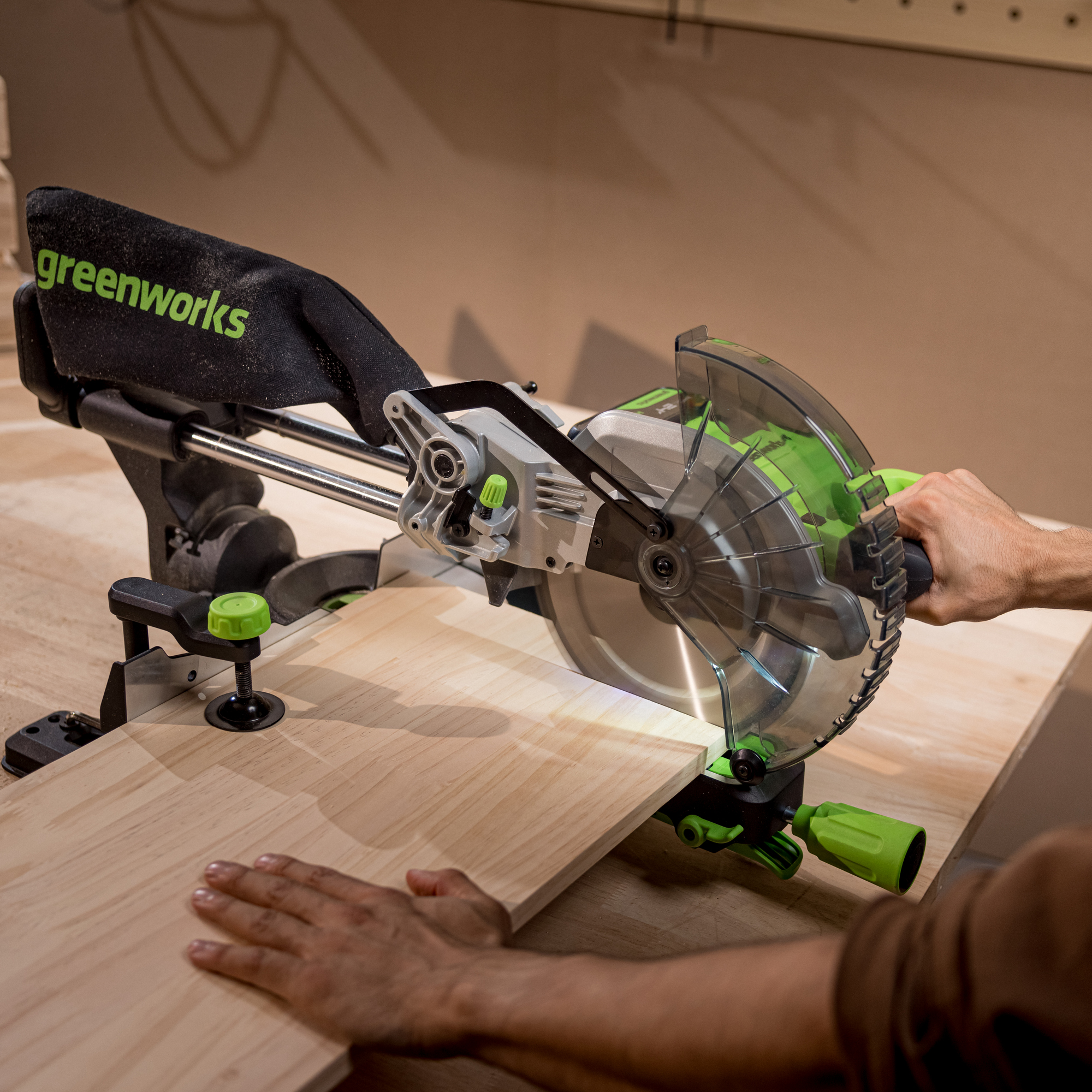 Пила торцовочная 216x30 мм с протяжкой аккумуляторная Greenworks 24V GD24MS216 1501707, бесщеточная, без АКБ и ЗУ
