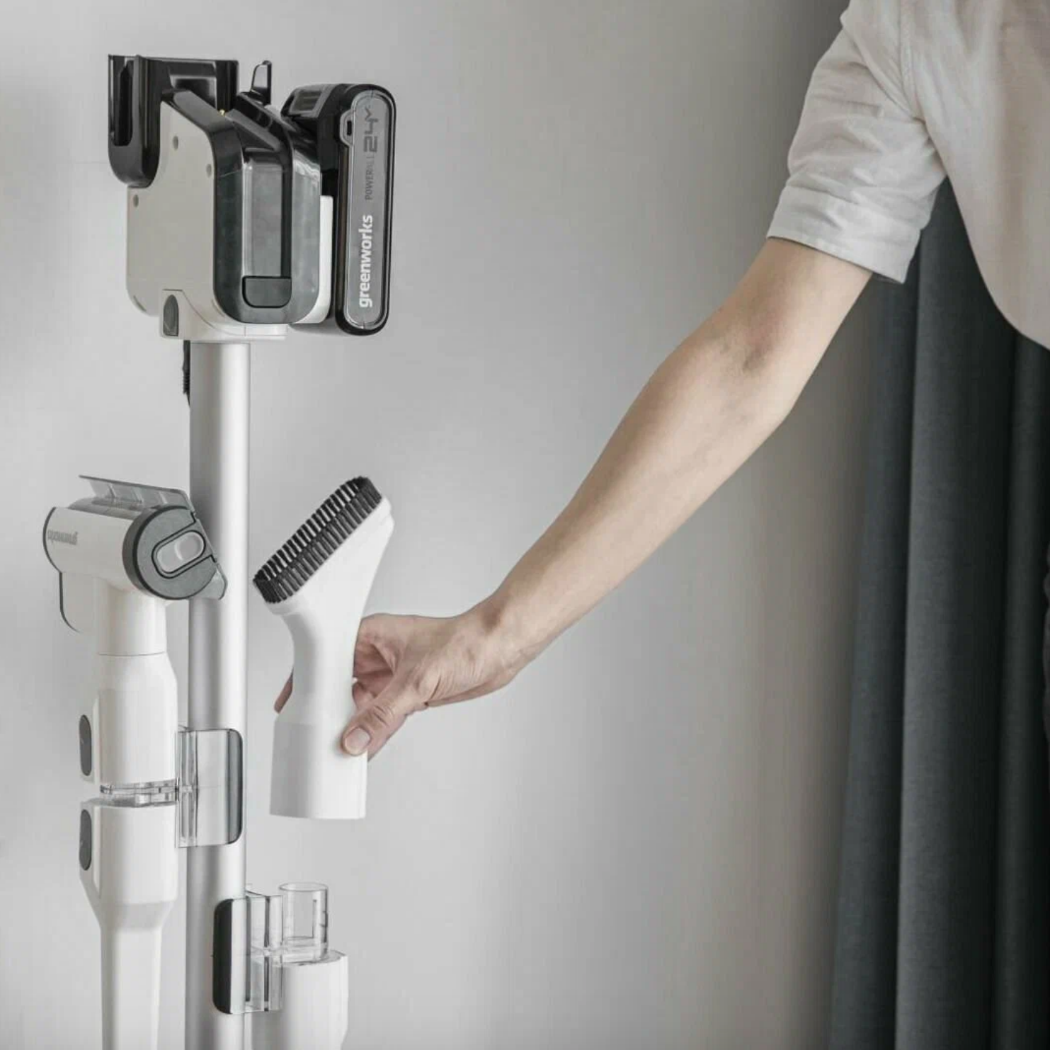 Пылесос вертикальный 500 Вт аккумуляторный Greenworks 24V G24SVK4D 4701107 на стойке, бесщёточный, с АКБ на 4 А*ч и ЗУ