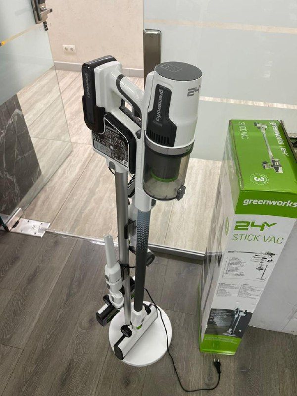 Пылесос вертикальный 500 Вт аккумуляторный Greenworks 24V G24SVK4D 4701107 на стойке, бесщёточный, с АКБ на 4 А*ч и ЗУ