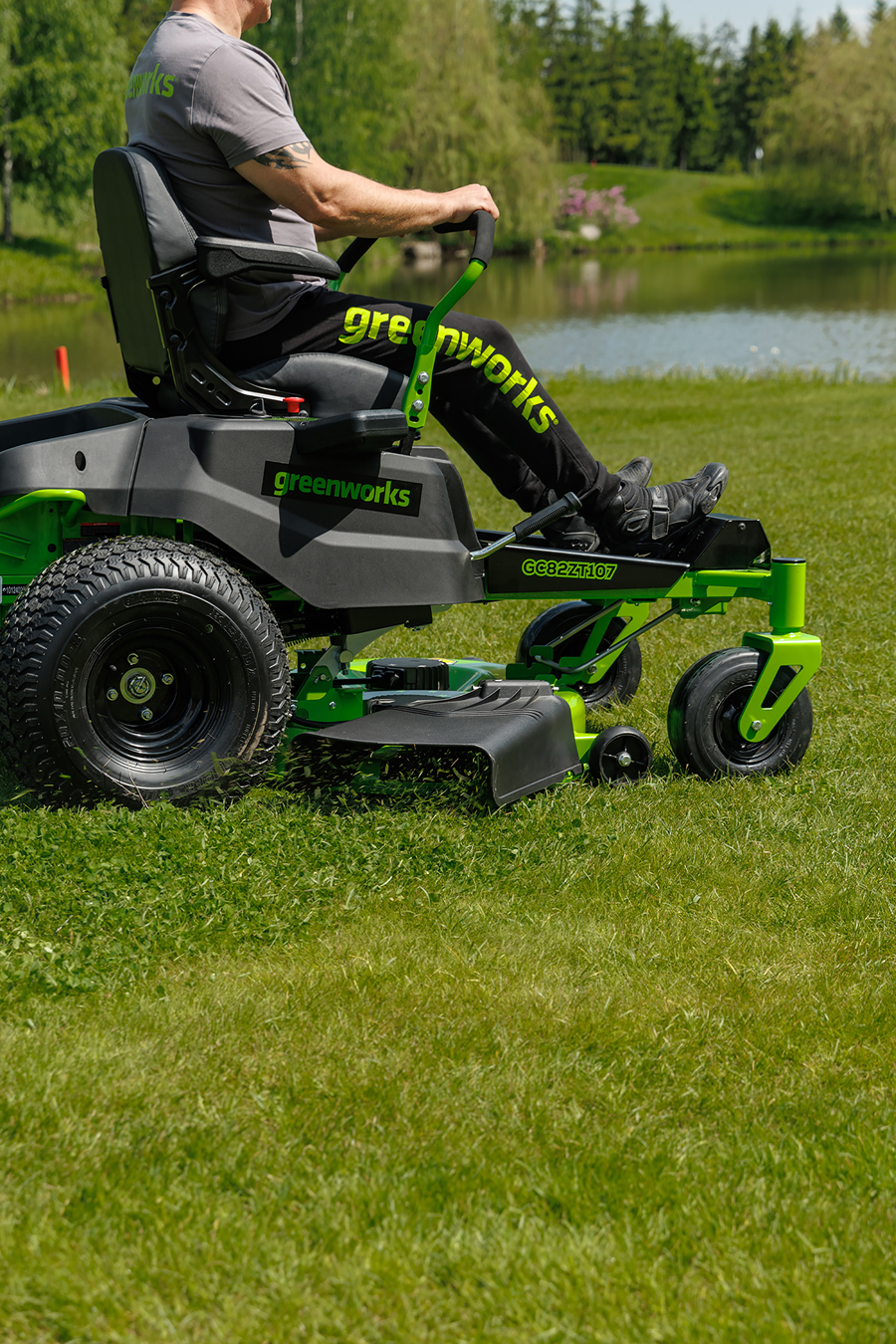 Газонокосилка аккумуляторная самоходная с сиденьем 107 см Greenworks Zero Turn CrossoverT GC82ZT107 82V 7404107, бесщеточная, без АКБ и ЗУ