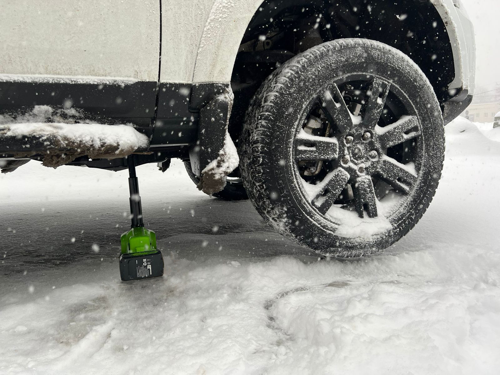 Домкрат автомобильный гидравлический аккумуляторный Greenworks 24V G24JACK 24V 3401407, без АКБ и ЗУ
