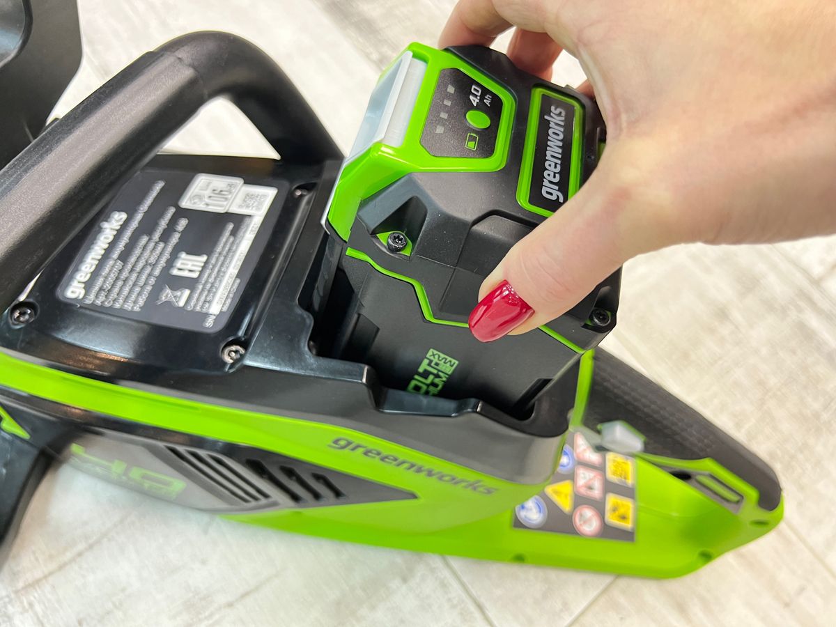 Пила аккумуляторная цепная Greenworks 35 см 40V GD40CS15 2005707, до 1,5 кВт, бесщёточная, без АКБ и ЗУ