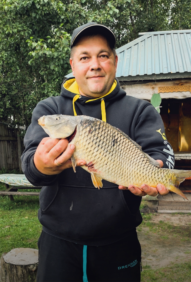 Андрей Терехов рыболов-спортсмен с карпом.png